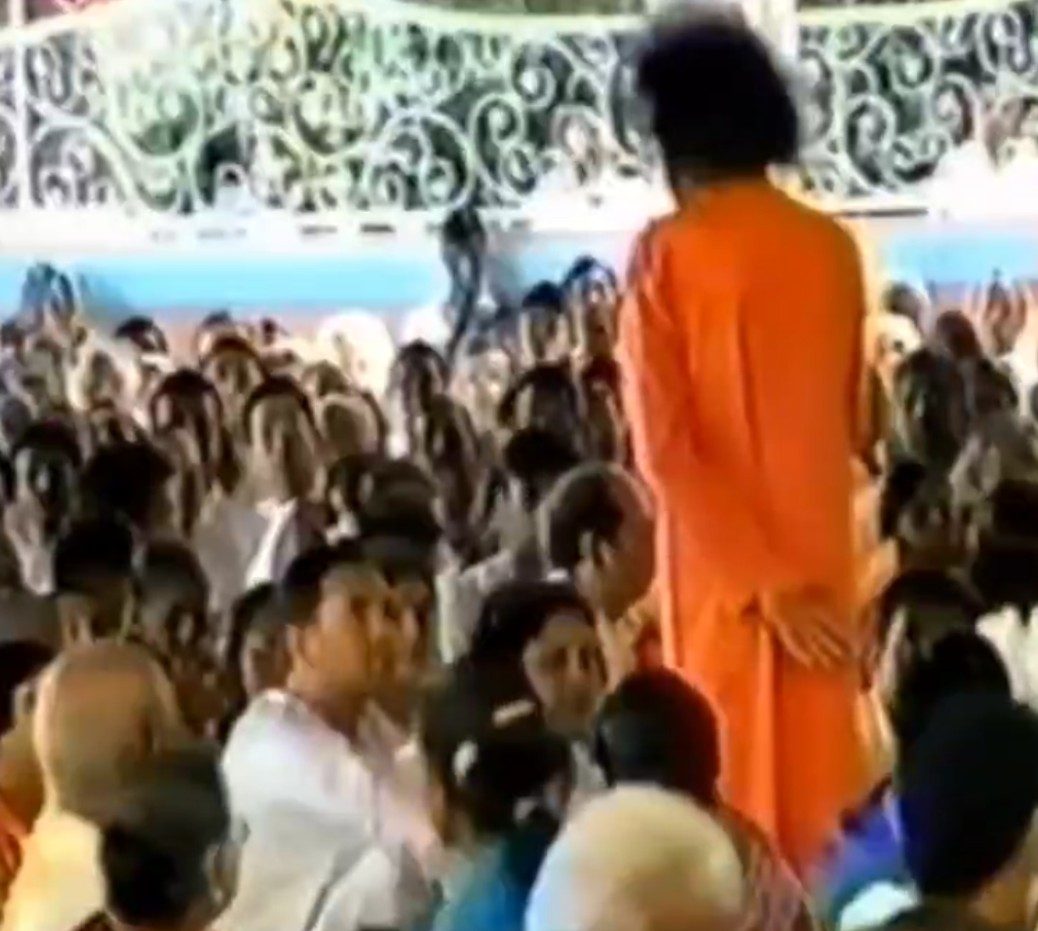 Sathya Sai Baba during darshan, Puttaparthi, December 1995